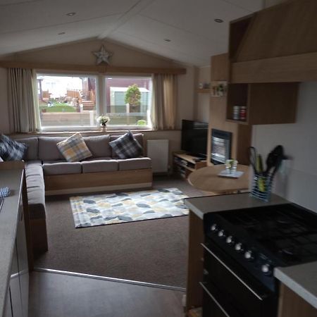 D24 Is A 2 Bedroom 6 Berth Caravan Close To The Beach On Whitehouse Leisure Park In Towyn Near Rhyl With Decking And Private Parking Space This Is A Pet Free Caravan 애버갤리 외부 사진