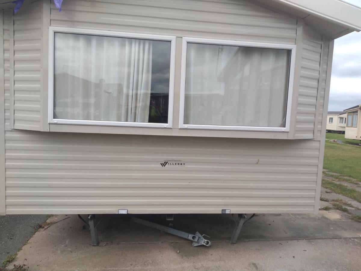 D24 Is A 2 Bedroom 6 Berth Caravan Close To The Beach On Whitehouse Leisure Park In Towyn Near Rhyl With Decking And Private Parking Space This Is A Pet Free Caravan 애버갤리 외부 사진
