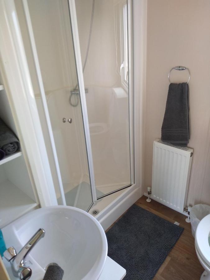 D24 Is A 2 Bedroom 6 Berth Caravan Close To The Beach On Whitehouse Leisure Park In Towyn Near Rhyl With Decking And Private Parking Space This Is A Pet Free Caravan 애버갤리 외부 사진