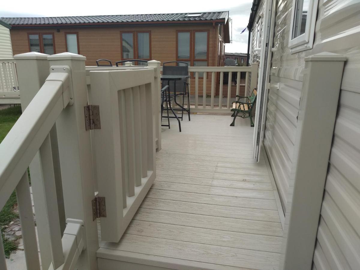 D24 Is A 2 Bedroom 6 Berth Caravan Close To The Beach On Whitehouse Leisure Park In Towyn Near Rhyl With Decking And Private Parking Space This Is A Pet Free Caravan 애버갤리 외부 사진