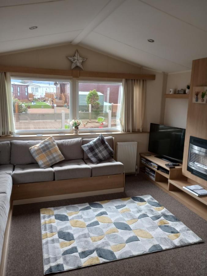 D24 Is A 2 Bedroom 6 Berth Caravan Close To The Beach On Whitehouse Leisure Park In Towyn Near Rhyl With Decking And Private Parking Space This Is A Pet Free Caravan 애버갤리 외부 사진