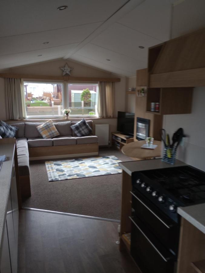 D24 Is A 2 Bedroom 6 Berth Caravan Close To The Beach On Whitehouse Leisure Park In Towyn Near Rhyl With Decking And Private Parking Space This Is A Pet Free Caravan 애버갤리 외부 사진