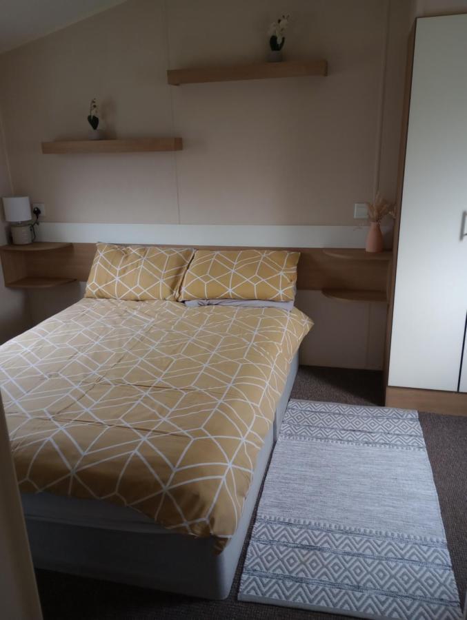 D24 Is A 2 Bedroom 6 Berth Caravan Close To The Beach On Whitehouse Leisure Park In Towyn Near Rhyl With Decking And Private Parking Space This Is A Pet Free Caravan 애버갤리 외부 사진