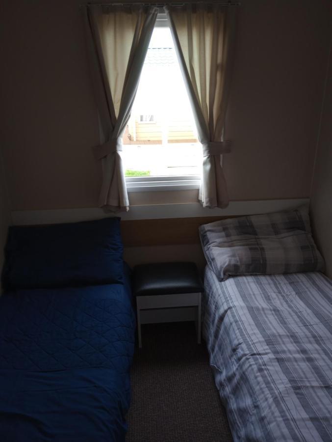 D24 Is A 2 Bedroom 6 Berth Caravan Close To The Beach On Whitehouse Leisure Park In Towyn Near Rhyl With Decking And Private Parking Space This Is A Pet Free Caravan 애버갤리 외부 사진