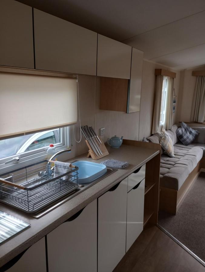 D24 Is A 2 Bedroom 6 Berth Caravan Close To The Beach On Whitehouse Leisure Park In Towyn Near Rhyl With Decking And Private Parking Space This Is A Pet Free Caravan 애버갤리 외부 사진