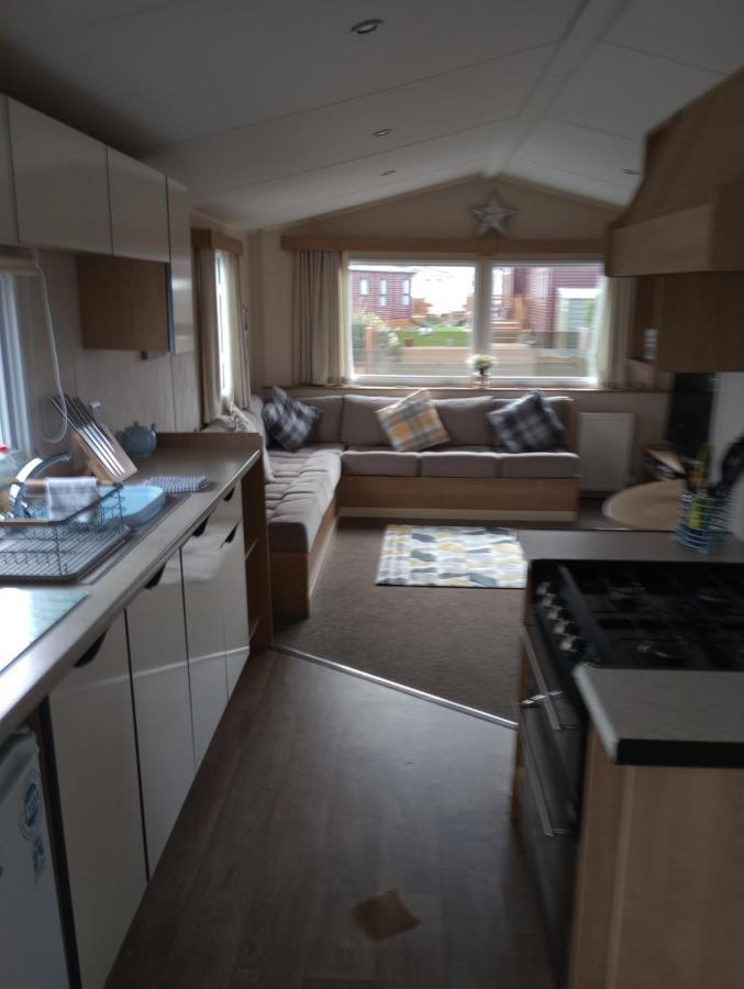 D24 Is A 2 Bedroom 6 Berth Caravan Close To The Beach On Whitehouse Leisure Park In Towyn Near Rhyl With Decking And Private Parking Space This Is A Pet Free Caravan 애버갤리 외부 사진