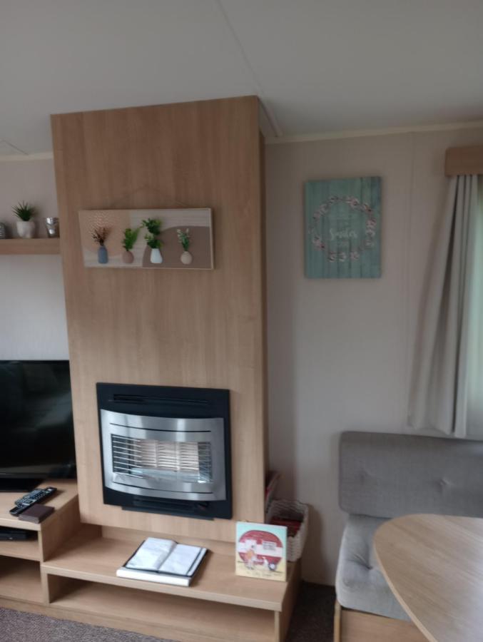 D24 Is A 2 Bedroom 6 Berth Caravan Close To The Beach On Whitehouse Leisure Park In Towyn Near Rhyl With Decking And Private Parking Space This Is A Pet Free Caravan 애버갤리 외부 사진